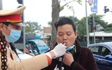 Cảnh sát giao thông đeo khẩu trang, găng tay, sát trùng máy đo nồng độ cồn